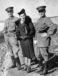 Леонид Хрущёв (слева), Валентина Петрова,Степан Микоян, г. Куйбышев. Весна 1942 г. 