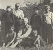 А. Фадеев среди
деревенских ребят.
1951 год.