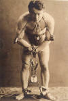 Гарри Гудини перед выполнением трюка с самоосвобождением, 1899 год