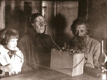 Семья крестьянина Воронова слушает радио, 1928 год