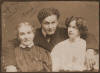 Гудини с матерью Цецилией Штайнер и женой Бэсс в 1907 году